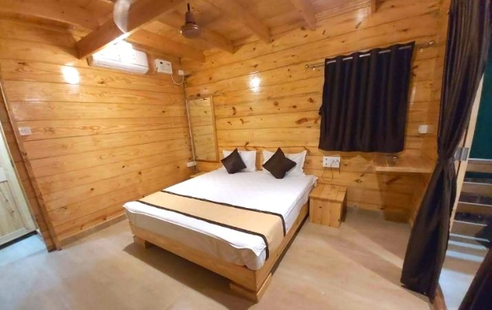 ac-rooms-in-wooden-cottage-malvan