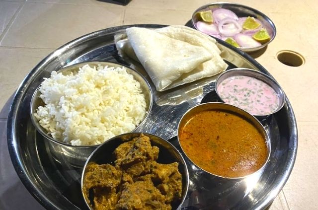 chicken-thali-at-devbagh-restaurant